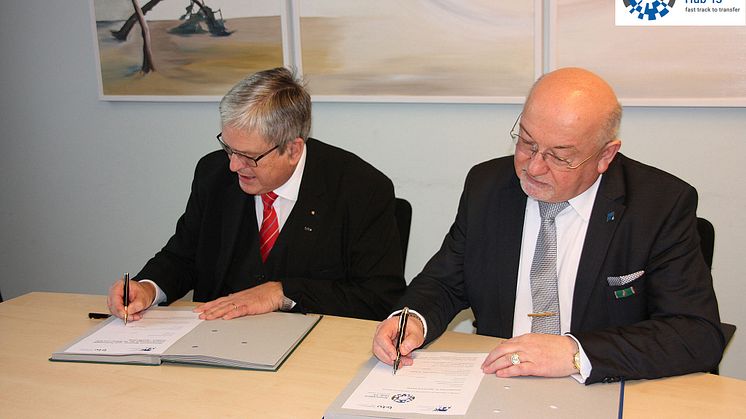 TH-Präsident Prof. Dr. László Ungvári (r.) und BTU-Präsident Prof. Dr. -Ing. Jörg Steinbach unterzeichneten im Februar 2017 eine Vereinbarung zur gemeinsamen "Forschungsachse A13".
