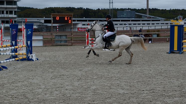Nääs Ryttarförening ordnar hopp på Åby Travbana