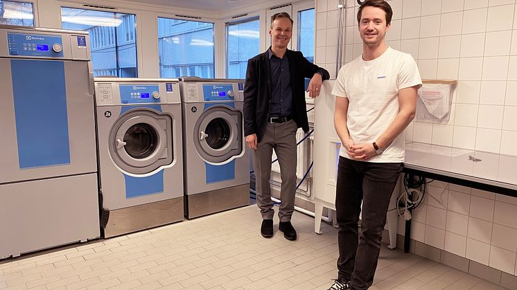 Per Limdal och Robin Griffiths i tvättstugan på Pennygången, där det pågår en testpilot för att se hur tvättningen kan bli mer resurseffektiv och miljövänligare, genom att installera en mimbox.