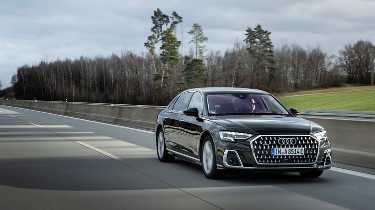 Audi A8 L TFSI e (Vesuvgrå)