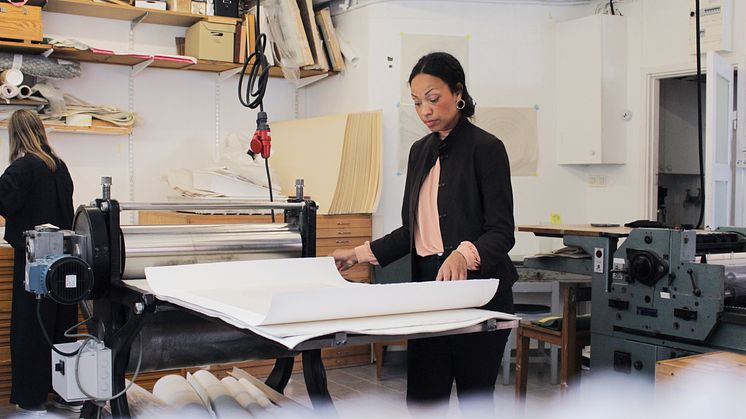 Frida Orupabo i verkstaden foto Anna Henriksson Grafikens Hus