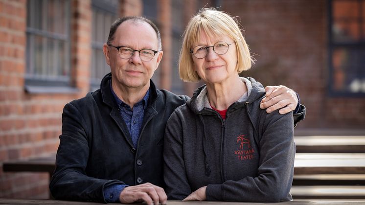 Leif Stinnerbom och Inger Hallström Stinnerbom framför Berättarladan i Rottneros. Foto: Håkan Larsson