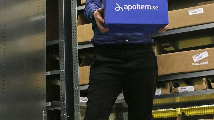 Apohem levererar läkemedel till kunder över hela Sverige från sitt apotek i DB Schenker Logistics lokaler i Arlandastad. ”För att lyckas som nätapotek är det viktigt att erbjuda en smidig och fungerande logistik, säger Anette Mühlbach, logistik- och 