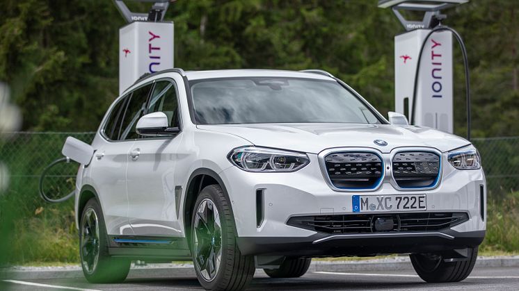 IONITY-ladestasjon og helt nye BMW iX3
