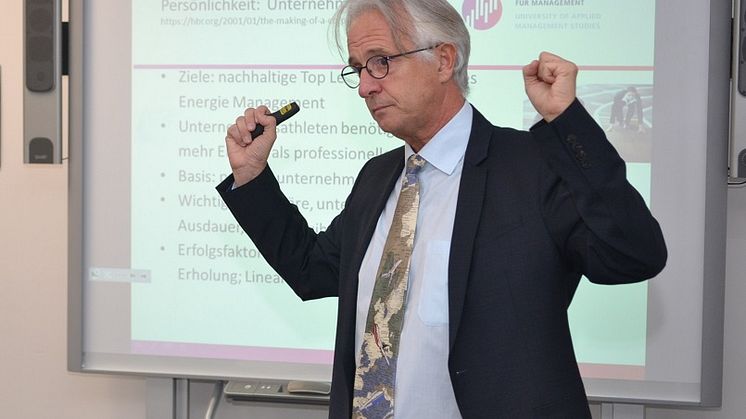 Prof. Dr. Hans Rüdiger Kaufmann bei m Vortrag. Archiv-Foto: Franz Motzko