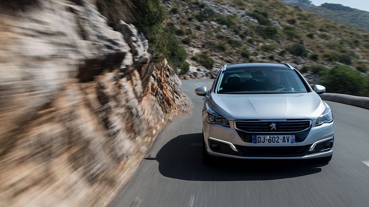 Sverigepremiär för sportigt eleganta Peugeot 508 - nytt utseende, klassledande förbrukning och nya automatlådor