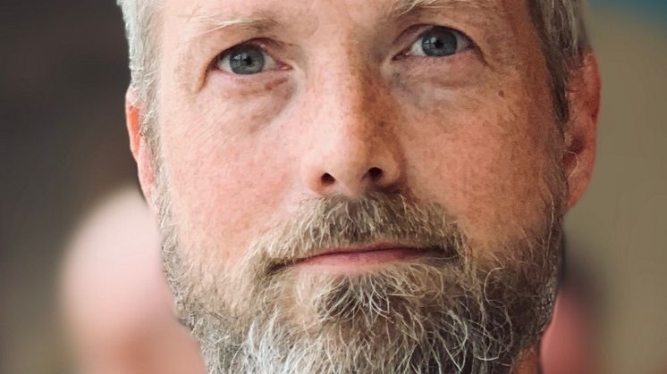 Forfattar og journalist Bår Stenvik er aktuell med boka «Ti utrulege oppfinningar», skriven for barn frå 9 år og oppover. Foto: Therese Tungen.