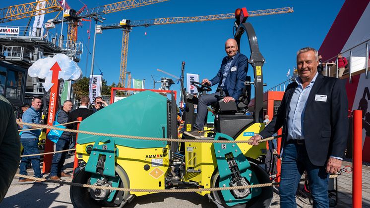  Henrik och Bo Svensson från Stig Machine är på Bauma för att visa nyheter för svenska kunder. Här vid den nya helelektriska välten från Ammann.
