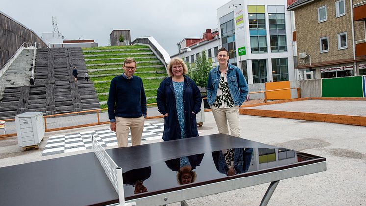 Nicklas Larsson, Elisabet Lundman och Helena Stenberg hoppas att Sommardäcket blir uppskattat. Foto: Maria Fäldt