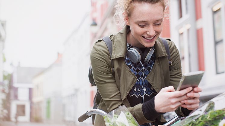 young_woman_mobile