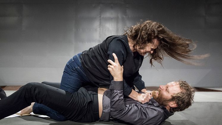 Premiär för Ingmar Bergmans Scener ur ett äktenskap med Maria Kulle och Erik Borgeke