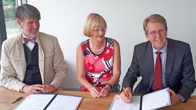 Besiegelten die Gründung der Stromnetz Traunreut GmbH & Co. KG (v. l.): Wilhelm Helmdach, Leiter der Stadtwerke Traunreut, Ursula Jekelius, Leiterin für Kommunen und Kooperationen in Oberbayern beim Bayernwerk, und Erster Bürgermeister Klaus Ritter.
