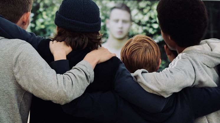 Ungdommer foran Preben Holsts verk «Alex» på Høstutstillingen 2019. Foto: Jannik Abel. 