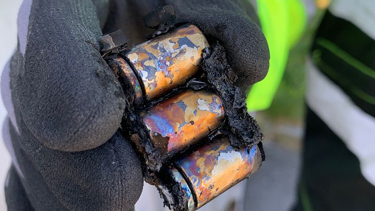Et vanlig 9 volts (røykvarslerbatteri) etter at det har eksplodert.