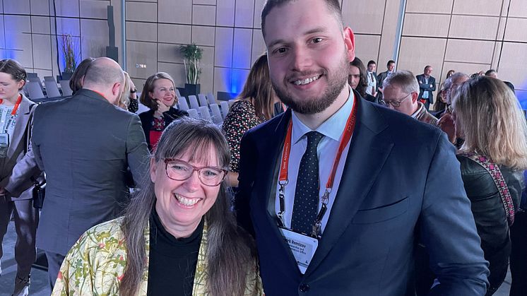 Margareta Wallenén, projektledare för HealthTech Nordic, tillsammans med årets EEPA-vinnare, Andrii Remizov, bitr. direktör för utveckling av entreprenörskap på Diia.Business.