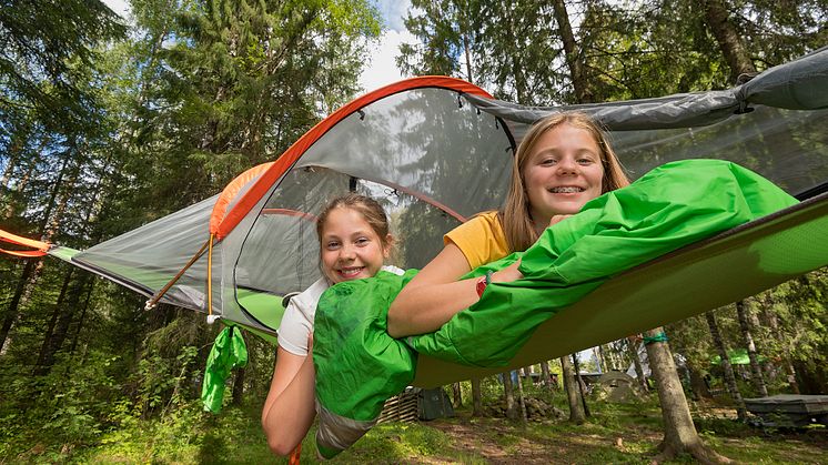 Opplev Finnskogen, et samarbeid mellom flere aktører, vant prisen som årets beste aktivitet under De nordiske jakt- og fiskedagene 2019. Her er Kristine (t.v) og Marthe i DNTs tretopptelt.