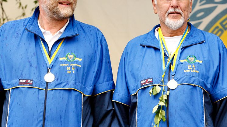 Lennart Johansson, Mariestad och Ivan Linder, Uppsala, är redo för att göra sista delmomentet i sina 40:e Klassiker i samband med Lidingöloppet. Bilden är tagen i samband med att de uppvaktades för sina 30-årsklassiker. 