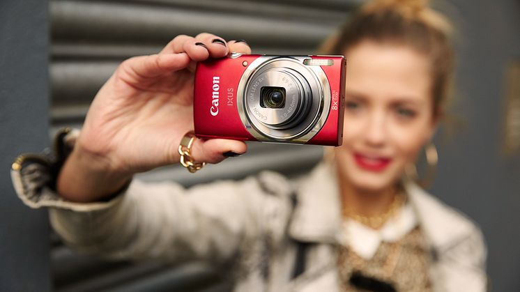IXUS 150_product_lifestyle_fashion_edgy_001