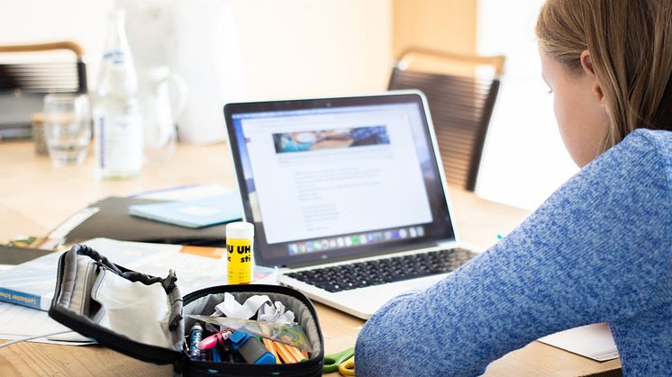 Danske skolebørn modtager undervisning hjemme foran skærmen, og øjnene udsættes nu i endnu højere grad for blåt lys fra skærmen. Profil Optik opfordrer forældre til at hjælpe børnene med at beskytte øjnene, når de sidder så mange timer foran skærmen.
