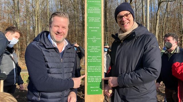 Gothaer CEO Oliver Schoeller und COO Dr. Mathias Bühring-Uhle freuen sich über das Geburtstagsgeschenk von Eurapco