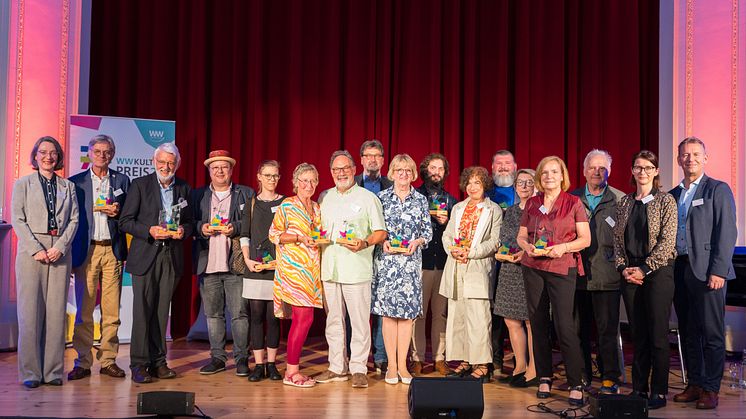 Alle glücklichen Preisträger des WWKULTURPREIS23 von Bad Nenndorf bis Paderborn mit der Jury.