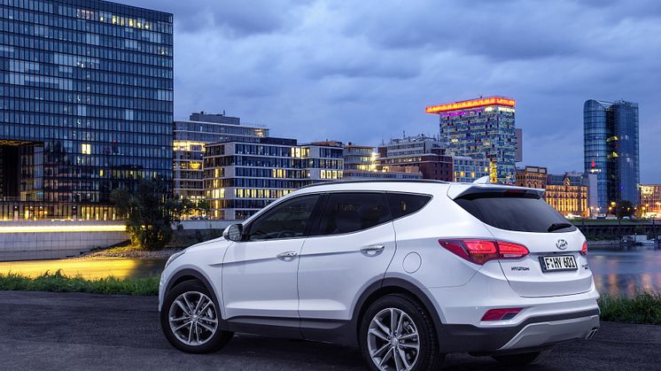 Nye Hyundai Santa Fe (bakfra 3/4 høyre)