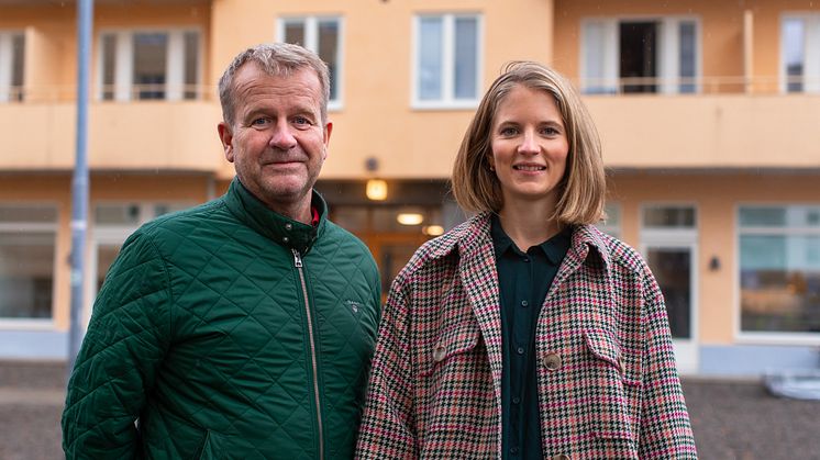 Projektchef Kristian Gauffin och miljöstrateg Elin Hall framför den nyrenoverade hyresfastigheten Porten 1 i Solna. (Foto: Jonathan Eyre)
