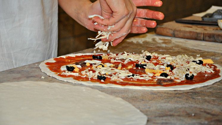 Livsmedelsinspektörerna kontrollerar bland annat att pizzerior hanterar sina livsmedel korrekt.