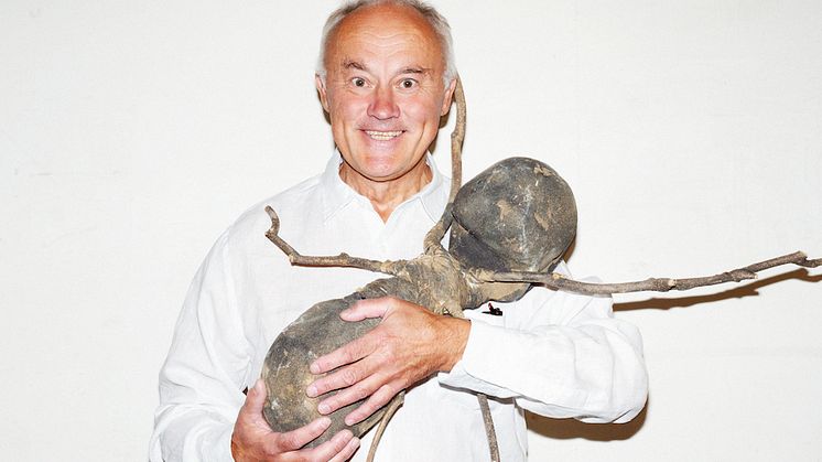 Tom Böttiger med skulptur av Rafael Gomezbarros. Foto: Märta Thisner
