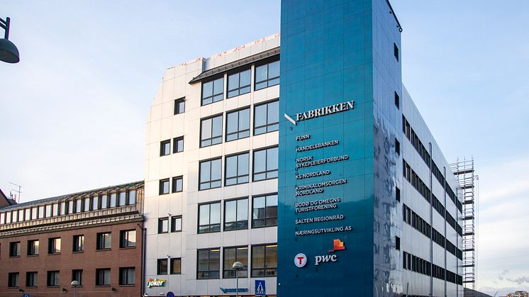 Fabrikken i området Ramsalt ved havna i Bodø er et eldre bygg som er blitt totalrenovert til et moderne kontorbygg med energiklasse B. Foto: Hundholmen Byutvikling AS