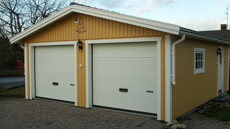 Gult dubbelgarage från Lövångers Bygg