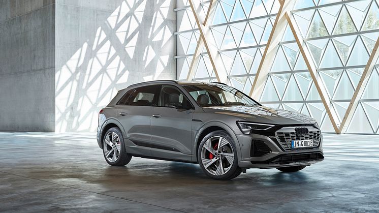 Audi Q8 e-tron (Chronosgrå)