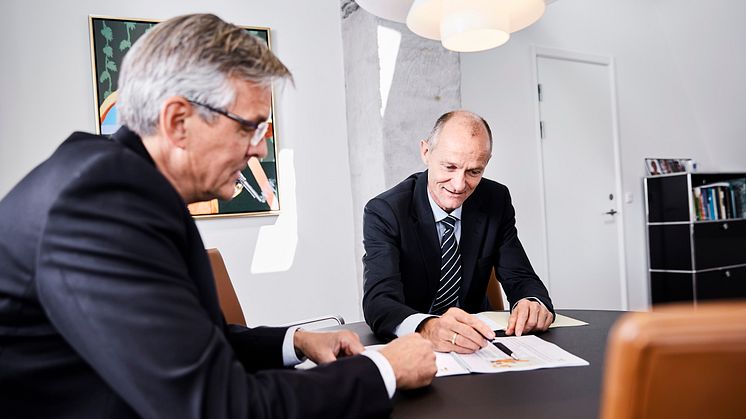Adm. dir. Jens Lundager (tv) og Direktør Henrik Andersen (th)