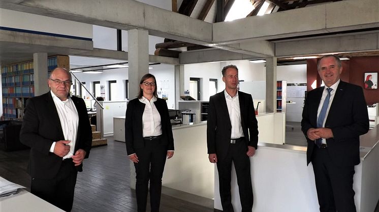 V.l. Geschäftsführer Ronny Erfurt, Projektleiterin Marie Erfurt, Prokurist Dirk Westpfahl, Staatsminister Thomas Schmidt