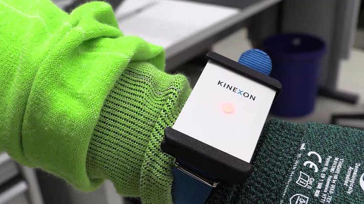 Neuer digitaler Transponder gibt Alarm, wenn Mitarbeiter den Mindestabstand unterschreiten. Foto: infokontor