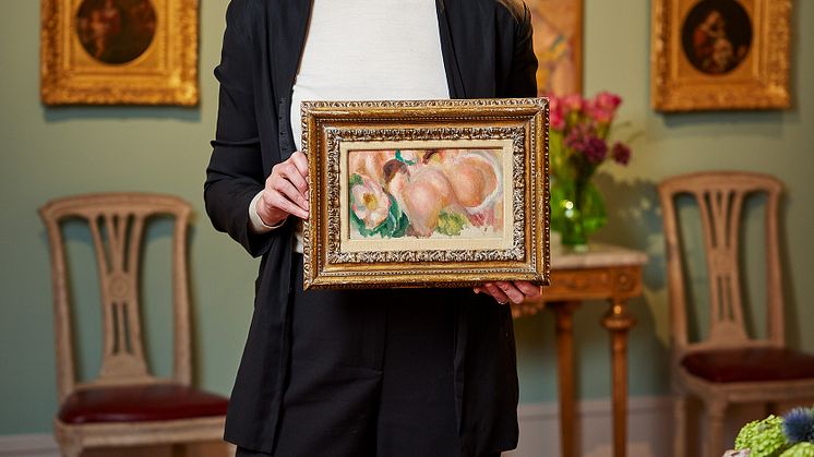 Cecilia Berggren holding "Étude de nus"