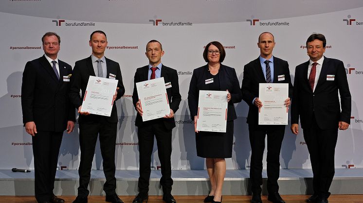 Personalreferent Gerhard Götz (2. v.l.) bei der Zertifikatsverleihung in Berlin 