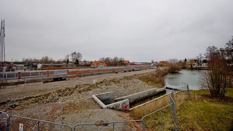 Stationsområdets östra sida i Åkarp med dammen och det gamla stationshuset i bakgrunden.