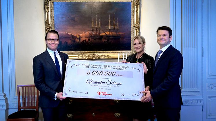 Från höger i bild H.K.H. Prins Daniel, Kristina Sparreljung, generalsekreterare för Hjärt-Lungfonden och mottagaren av anslaget Alexandru Schiopu, docent i kardiologi vid Lunds Universitet och överläkare i internmedicin på Skånes Universitetssjukhus