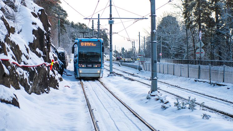 Foto av trikk på i vinterlandskap på Ekebergbanen. Foto: Sporveien