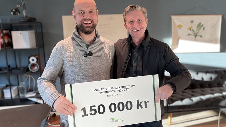 VINNERSMILET: Styreleder i Nordic Circles, Fredrik Barth (t.v.) ble overrasket med premien på 150.000 kroner av bærekraftdirektør Colin Campbell i Posten og Bring.
