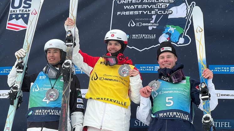 Herrarnas pall på världscupen i Waterville, USA. Fr.v. Ikuma Horishimam (JPN), Mikael Kingsbury (CAN) och Walter Wallberg.