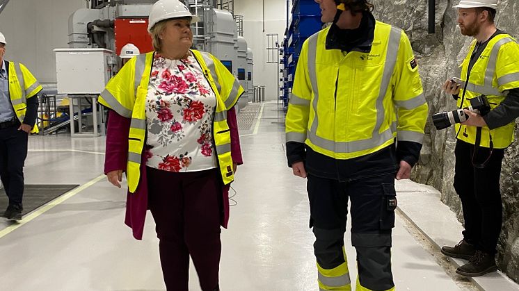Statsminister Erna Solberg og prosjektleder Tormod Kleppa.jpg