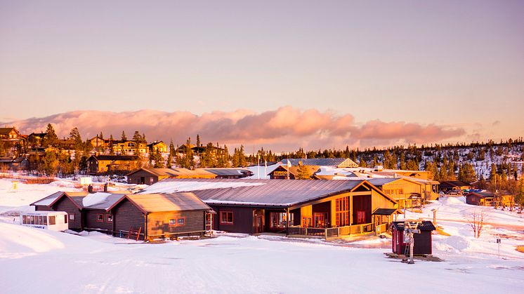 Det nya Sport & Eventhuset mittemot hotellet med ski in, ski out möjlighet från backen och längdspår.