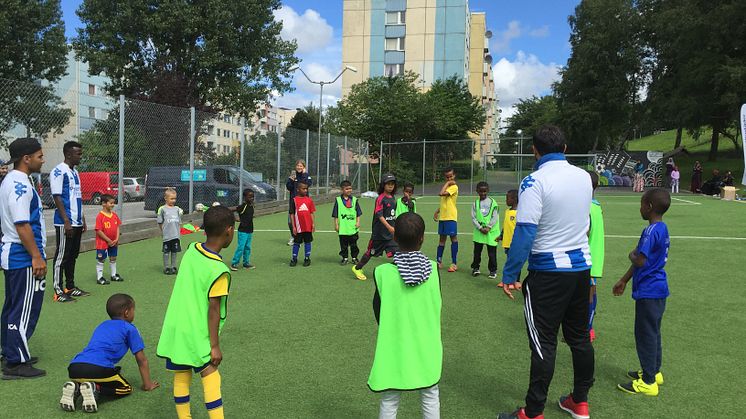 Fotbollsskola för barnen på Siriusgatan i Bergsjön med IFK