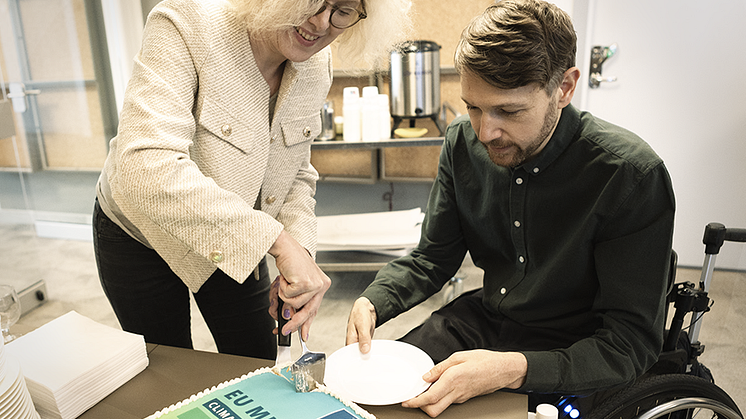 Janet Ågren, S, Kommunstyrelsens andra vide ordförande och Nils Seye Larsen, MP, ordförande i Hållbahetsutskottet firade utnämningen EU Mission Label med tårta. 