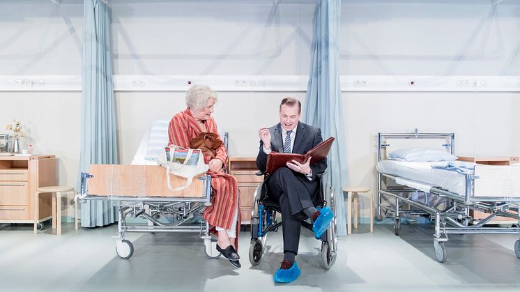 Ulla Skoog och Fredrik Evers i Var god dröj! Foto Ola Kjelbye.