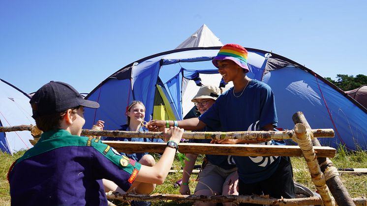 Elvie Biolcati-Brennan, Hilma Breitholtz, Ida Molander och Erik Hämälä från Tegs scoutkår bygger en bänk som de vill ge till sina nya franska vänner.