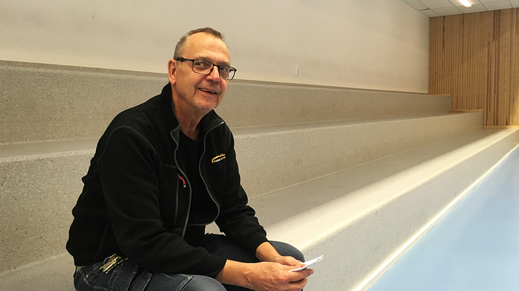 Pallas sittandes på den läktare i Partille arena som han var med och utformade. Bild: Partille kommun. 