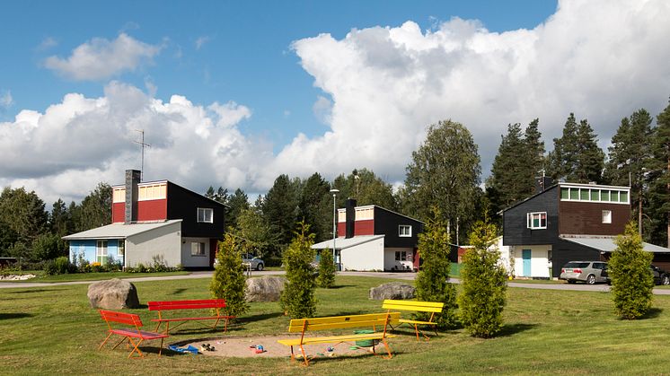 Skogsarbetarbyn i Jädraås med 18 villor byggdes 1951 efter ritningar av arkitekten Ralph Erskine. Margareta Cortés